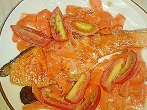 銀鮭とアイコトマト＆ピーラー人参のごまドレマリネ